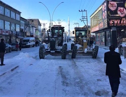 Belediyemiz karla mücadele ekiplerince, İlçemizde etkili olan kar yağışının ardından kar temizleme çalışmalarına başlandı.