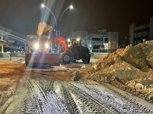  İlçemizde etkili olan kar yağışı nedeniyle belediye ekiplerimiz kar temizleme ve karla mücadele çalışmalarını aralıksız sürdürüyor.