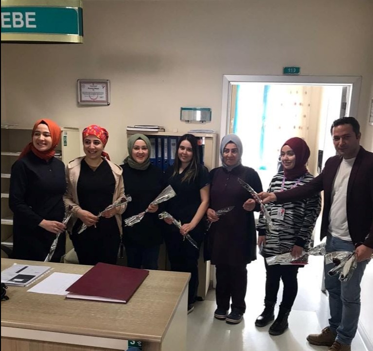 8 Mart Dünya Kadınlar Günü münasebetiyle ilçemiz kamu kurumlarında bulunan kadınlara karanfil dağıtıldı.